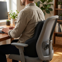 Coussin lombaire multifonction utilisé sur une chaise lors du télétravail